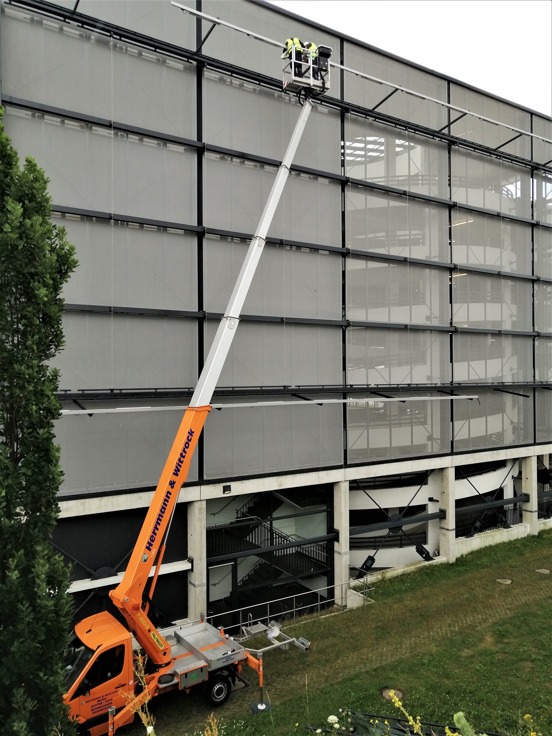 Installation des neuen Beleuchtungssystems am Flughafen BER