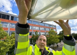 Erik_Leuchte Ein Mitarbeiter der Firma Braun werkelt an einer Straßenleuchte.